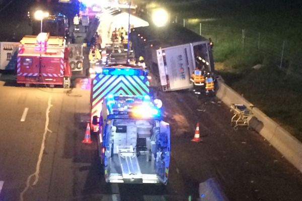 Un bus de supporters de rugby qui revenaient de la demi-finale de Top 14 Castres-Racing 92, près de Lyon, s'est couché samedi soir sur l'autoroute A7 dans la Drôme, faisant trois morts et huit blessés graves. La majorité des personnes accidentées ou victimes est originaire de Beaucaire (Gard).