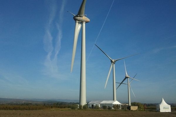 Canet (Aude) - 5 éoliennes raccordées au réseau - 24 octobre 2012.