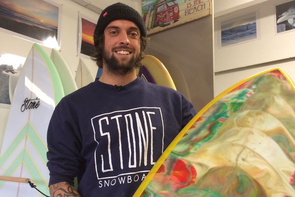 Pierre, surfer, est aussi le seul shaper de Loire-Atlantique