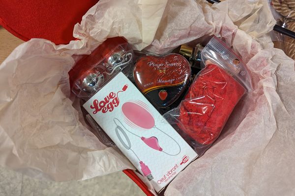 Les sex-shops présentent des coffrets-cadeaux pour la Saint-Valentin.