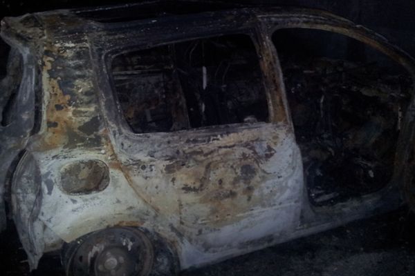 L'un des quatre véhicules incendiés dans le parking