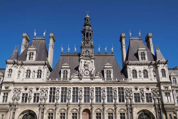 La police est intervenue sur la place de la Libération, devant l’hôtel de ville de Paris (illustration).
