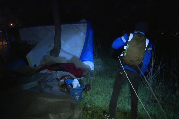 Une tente de SDF installée dans le secteur de Bordeaux-Lac. Un bénévole de la Nuit de la solidarité va à la rencontre de l'occupant.