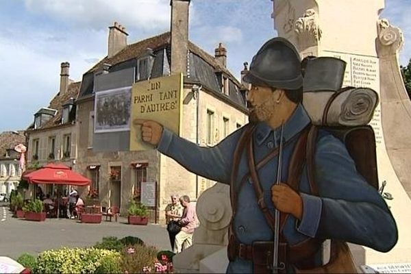 L'effigie du soldat pointe vers une photo ou une biographie, à chaque date anniversaire d'un décès connu d'un des 109 soldats de Donzy morts au combat