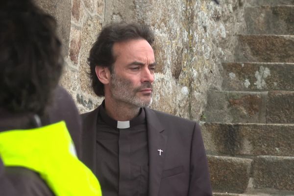 Anthony Delon incarne un prêtre exorciste dans le téléfilm "Meurtre au Mont-Saint-Michel"