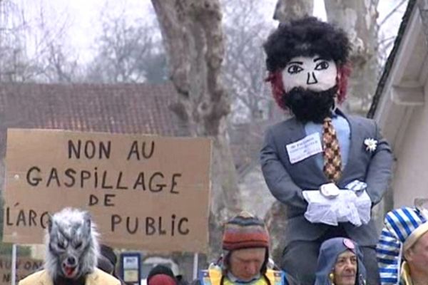 Une centaine de personnes a défilé derrière des effigies contre le projet de route à péage Pau-Oloron.