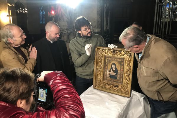 Jonathan Graindorge, restaurateur du patrimoine, explique aux responsables présents le protocole de restauration du tableau de Notre-Dame des Vertus, dont l'origine pourrait être antérieure à 1459.