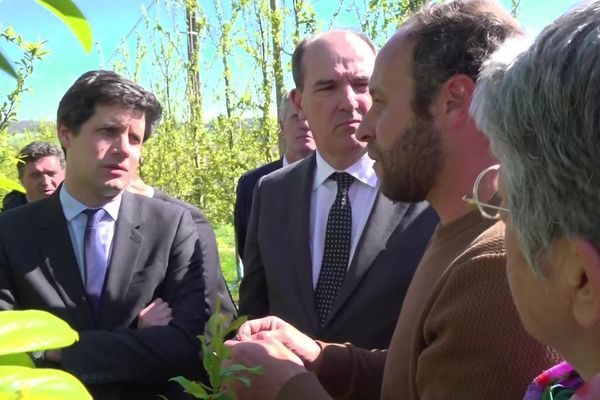 Le Premier ministre Jean Castex et le ministre de l'Agriculture Julien Denormandie se sont rendus ce mardi 5 avril au chevet des agriculteurs pour annoncer un plan d'aide similaire à celui de 2021.