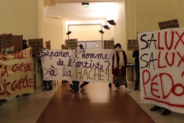 Des militants féministes protestent contre la diffusion du film "J'accuse" de Polanski, accusé de viol, à la fac de Caen, mardi 19 novembre 2019