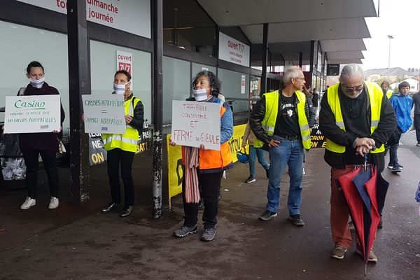 Une soixantaine de manifestants à l'appel de plusieurs syndicats s'étaient postés devant l'entrée de l'hypermarché.