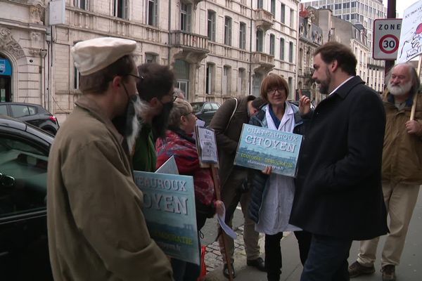 Une petite dizaine de manifestants ont échangé, non sans véhémence, avec un responsable de La République en marche.