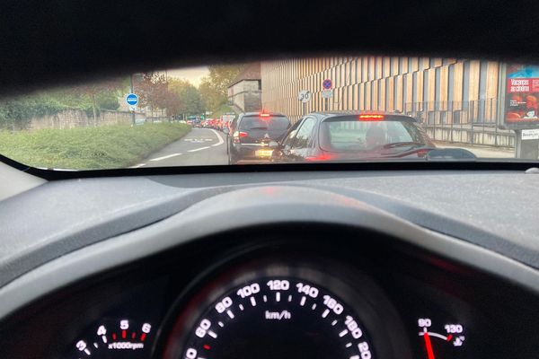 Derrrière le volant, pas toujorus facil de prendre son mal en patience à certaines heures de la jouréne dans l'aggoiémration de Besançon comme ici avenue Gaulard.