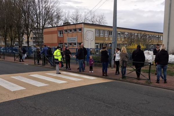 Parents d’élèves devant groupe scolaire Maud de Fontenoy à Sarreguemines