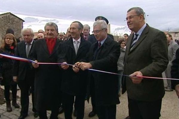 A Issoire dans le Puy-de-Dôme Claude Bartolone a coupé le traditionnel ruban pour l'inauguration d'un centre d'orientation, entouré d'un maire, d'un député et d'un sénateur. Un symbole, pour le président de l'Assemblée Nationale, de la bataille pour l'emploi.