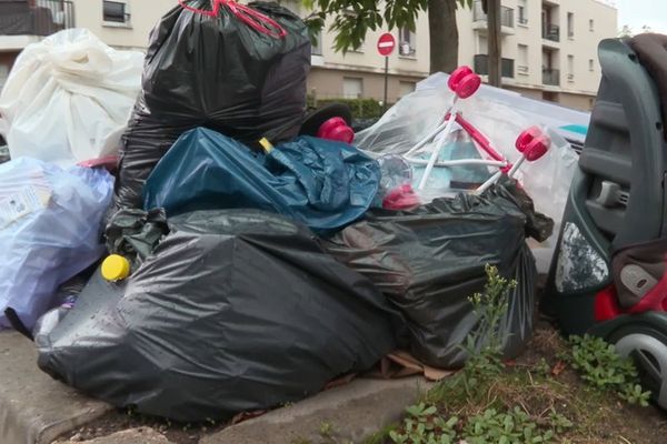 Après les émeutes, l'Essonne fait face à une pénurie de bacs à poubelles