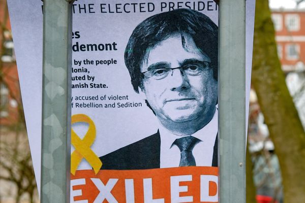 Neumünster (Allemagne) - une affiche indépendantiste devant la prison où est incarcéré Carles Puigdemont - 27 mars 2018.