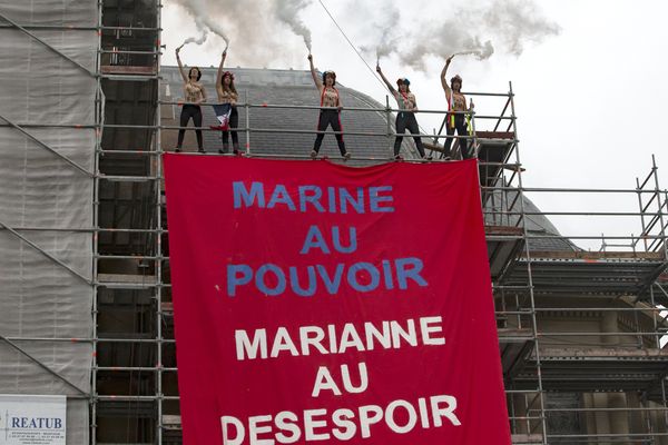 Les militantes ont déployé une banderole sur la façade en travaux de la mairie. 