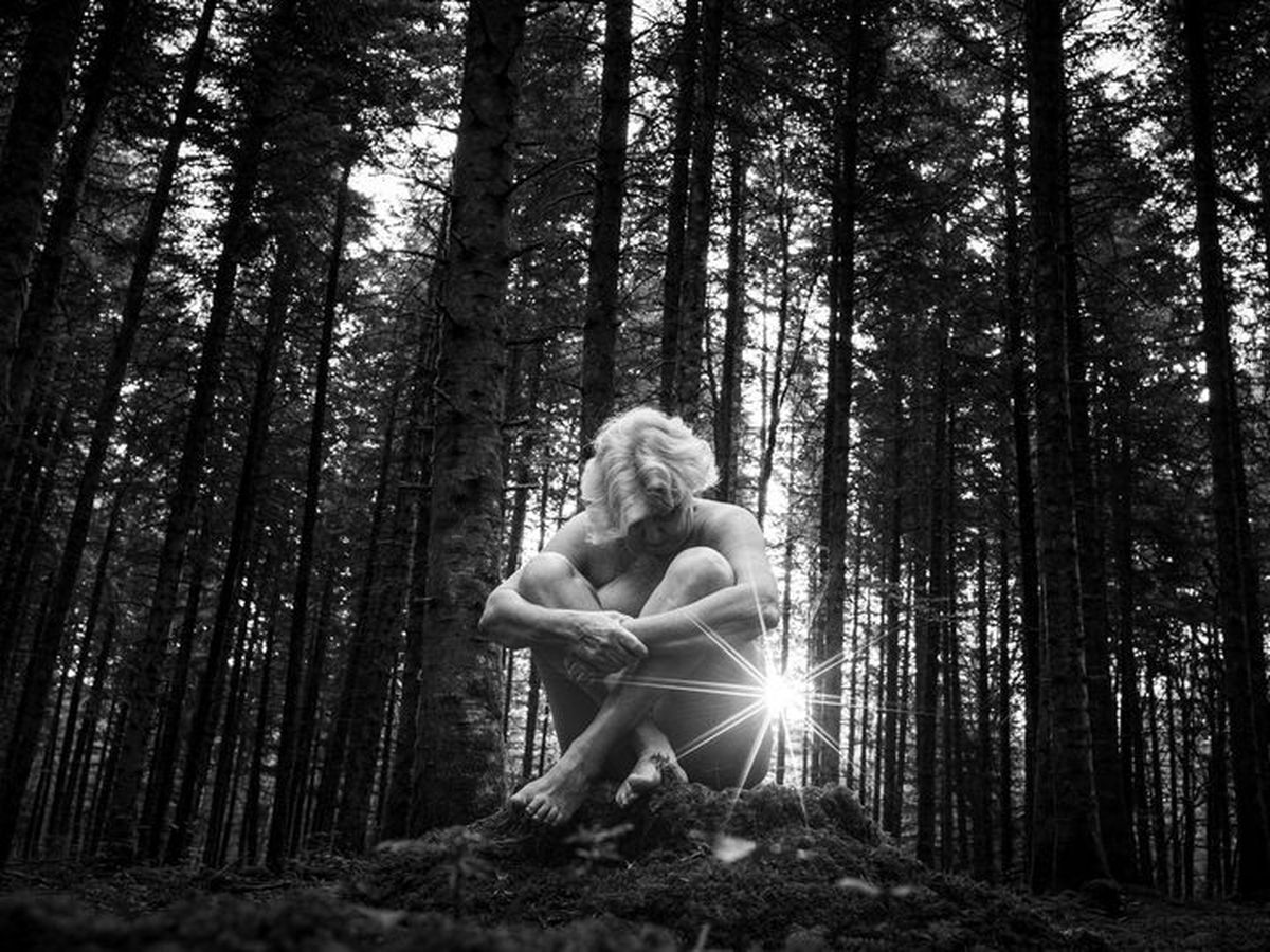 INSOLITE. À 75 ans, elle pose nue au fond de la forêt : les surprenants  clichés de ce photographe dans le Jura