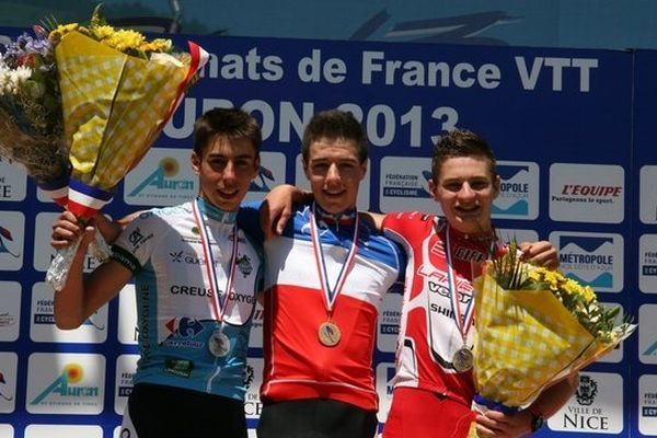 Raphaël Gay (au centre) était devenu en juillet champion de France Junior de VTT à Auron, près de Nice. 