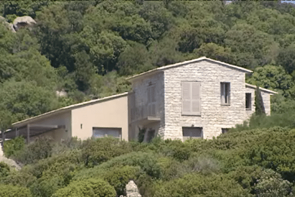 La villa a été construite sur les hauteurs de Bonifacio.