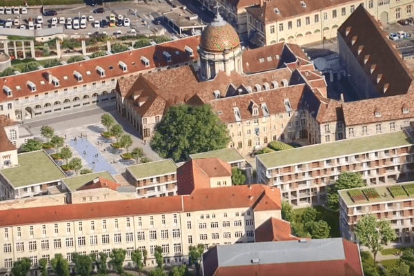 Le futur site des cours Saint-Jacques de Besançon, à la place de l'ancien hôpital, devrait regrouper logements, commerces, bureaux et une grande bibliothèque.