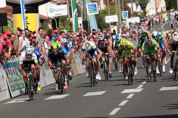 Arrivée de la 2e étape du TPC 2014 dans les rues de Niort.