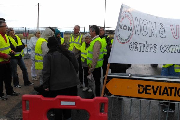 Jusqu'à une quarantaine d'opposants au projet Val Tolosa se sont réunis ce lundi pour bloquer les accès au chantier.