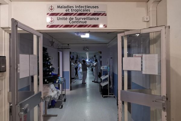 Sur la vingtaine de lits du service des maladies infectieuses et tropicales du CHU de Clermont-Ferrand, la moitié est occupé par des patients atteints de Covid. 90% d'entre eux ne sont pas vaccinés.