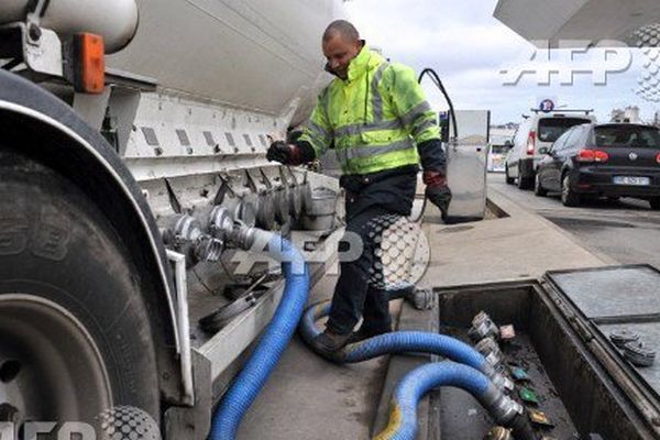 Un transporteur de carburant approvisionne une station-essence