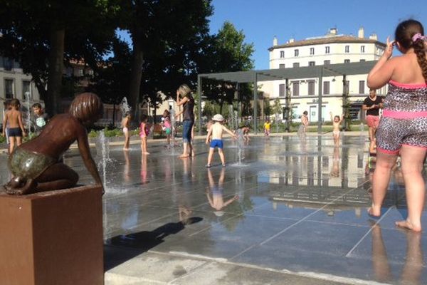 Carcassonne - chaleur et jeux dans une fontaine du centre ville - juin 2015.