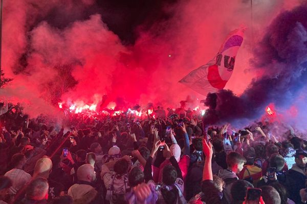 L'arrivée du bus du TFC accueilli par les supporters, avant le match opposant les Violets à l'Olympique de Marseille.