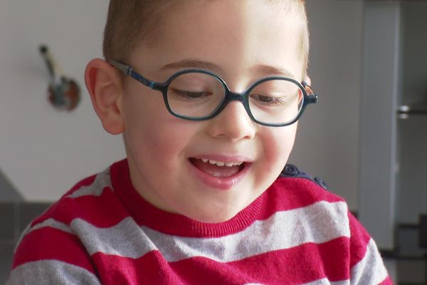 "Thomas ne se plaint jamais, il profite de la vie et c’est le petit garçon le plus drôle et le plus souriant au monde." Jessica et Florian vivent à Bonson dans la Loire, ils se battent chaque jour pour lui.