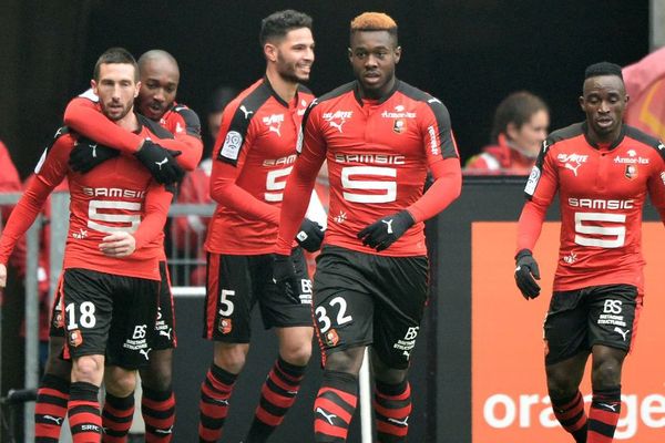 Le milieu de terrrain rennais Morgan Amalfitano (à gauche) congratulé par ses coéquipiers après son but lors du match de Ligue 1 Rennes - Nice au Roazhon Park - 12/02/2017