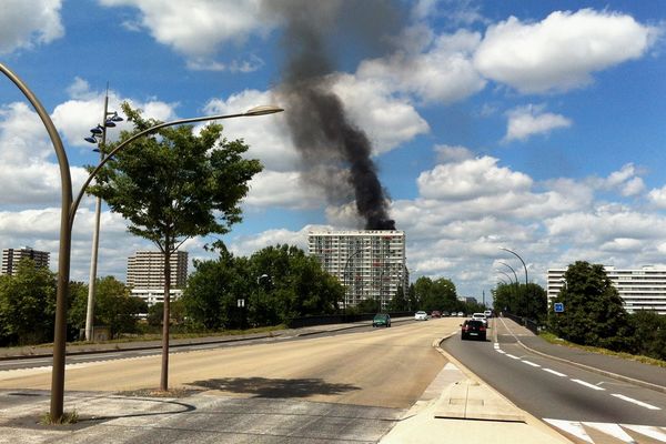 Une fumée noire et épaisse visible au dessus de l'immeuble