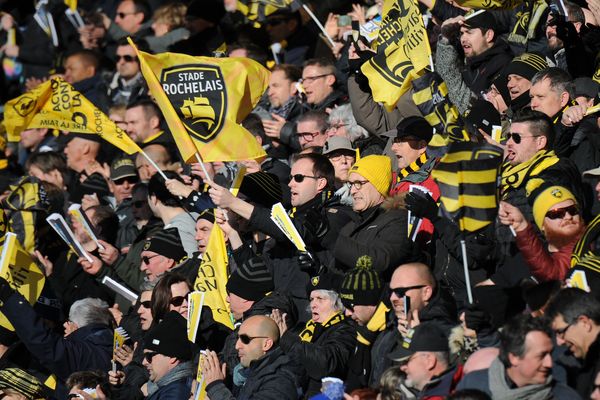 Les supporters rochelais dans les tribunes du stade Marcel Deflandre de La Rochelle le 25 février 2018