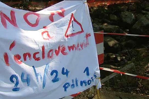 Les habitants ont manifesté mercredi sur le pont qui va être réaménagé.