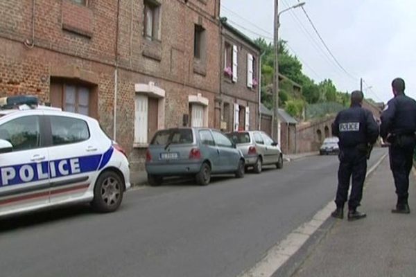 La police devant le lieu de l'agression, à Beauvais.