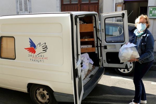 Jeudi 9 avril, des bénévoles du Secours Populaire ont livré des colis alimentaires dans des hôtels de Clermont-Ferrand abritant des personnes en difficulté. 