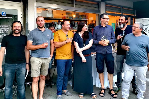 Une partie de l'équipe de Tonu è Timpesta avec l'écrivain Stefanu Cesari, la libraire Lory Massey, et Xavier Dandoy de Casabianca, qui s'est occupé de la maquette du livre