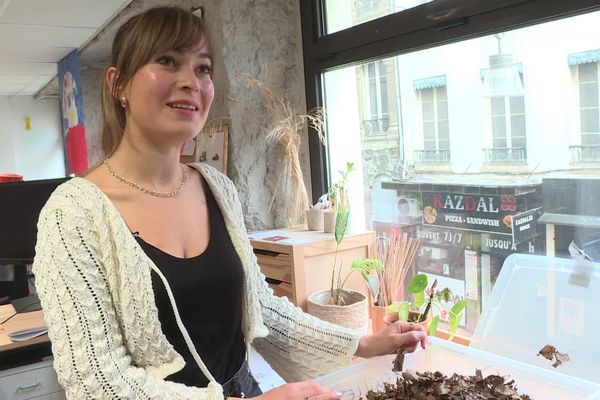 Donia Ouertani, co-créatrice de Foghar Studio, crée des objets à base de feuilles mortes, elle vient de voir son projet récompensé par le concours “Déclic Jeunes” de la Fondation de France.