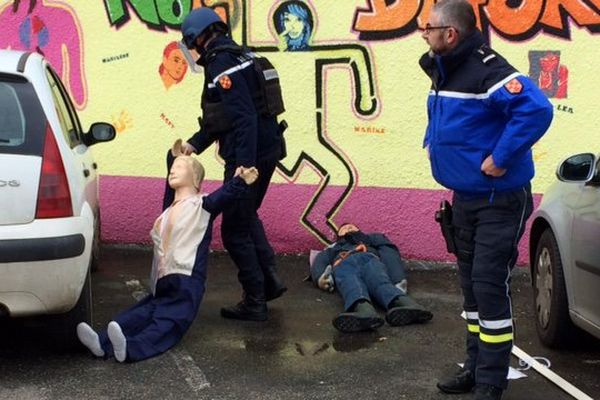 L'exercice attentat-intrusion au lycée Pierre-André Chabanne à Chasseneuil-sur-Bonnieure en Charente.