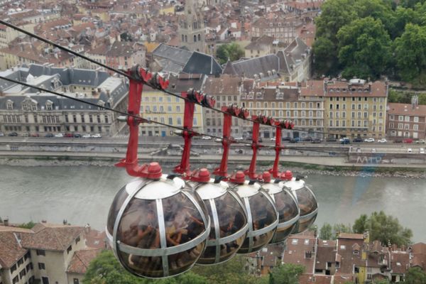 Depuis sa mise en service en 1934, plus de 24 millions de personnes ont été transportées dans les bulles du téléphérique grenoblois. 