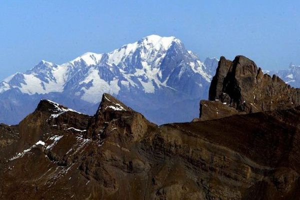 Les aiguilles d'Arves et le Mont Blanc. 