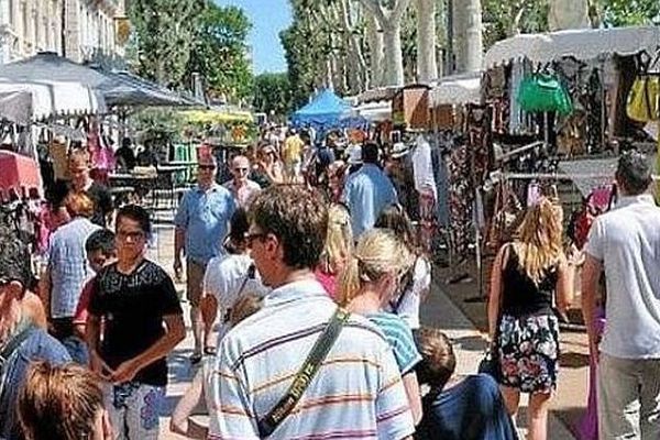 Le boulevard Jean Jaurès animé avec les touristes et les commerçants de Narbonne