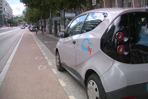 Le service d'autopartage Bluely a tiré sa révérence le 31 août dernier à Lyon. Aujourd'hui, les 250 voitures électriques sont à vendre... 