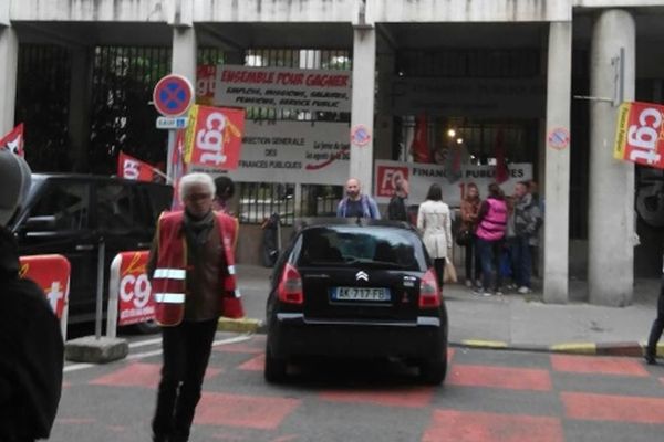 Les grévistes bloquent l'accès de la direction départementale de la rue Borde à Marseille