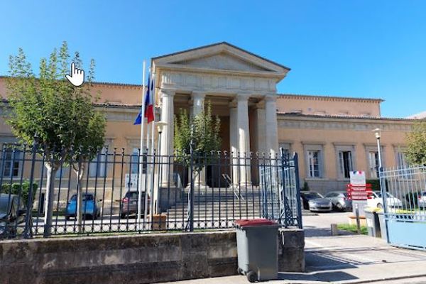 Le prévenu a été interpellé ce week-end par les forces de l'ordre alors qu'il ne s'était pas présenté à diverses reprises aux convocations du tribunal.