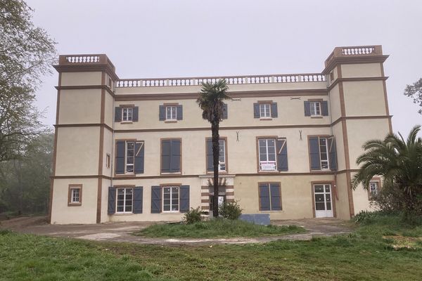 La façade rénovée du château de Ginestous.