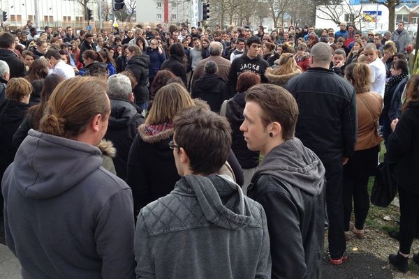 De nombreux Aurillacois sont venus rendre hommage dimanche après-midi à l'adolescente de 16 ans décedée vendredi soir après avoir été heurtée par un véhicule. 