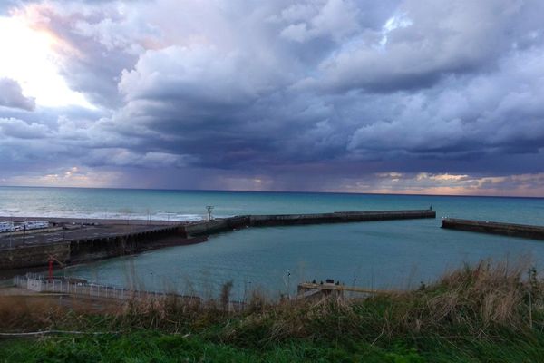 A Dieppe, au large des jetées, l'horizon de ce dimanche restera encombré et menaçant toute la journée.